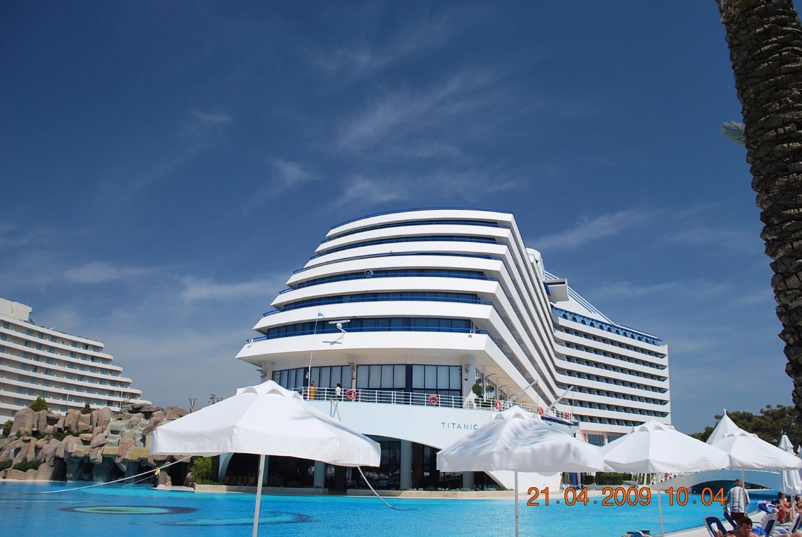 imagini hotel TITANIC LARA